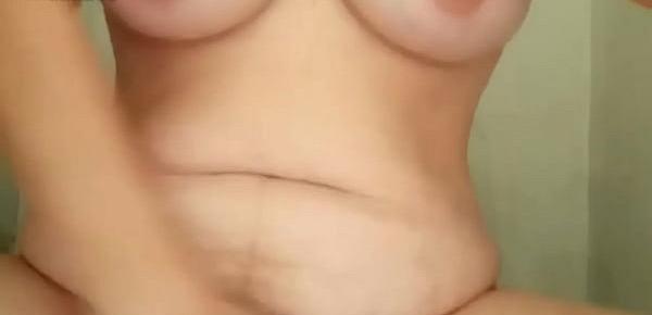 Mira como esta caliente madura se masturba